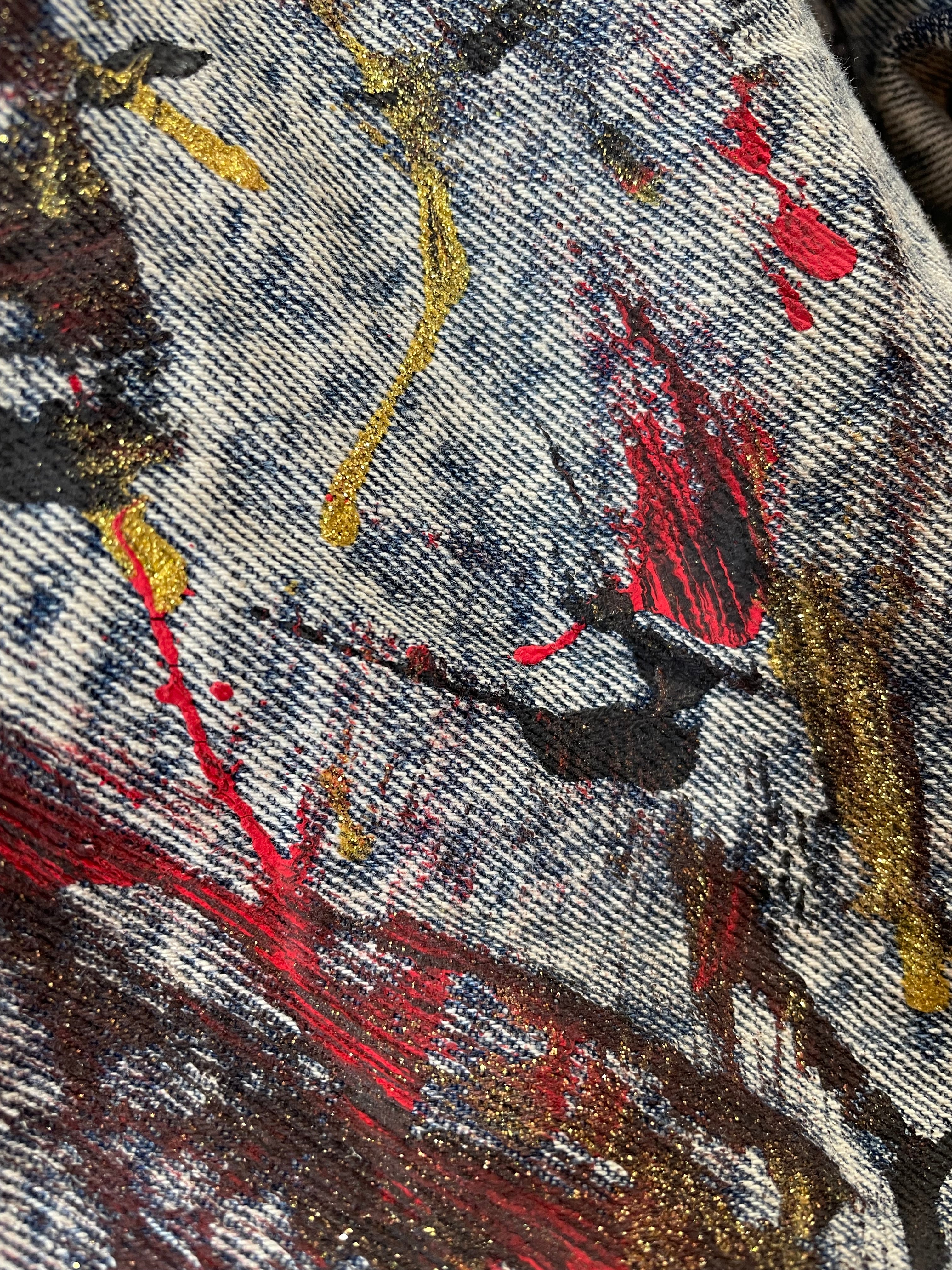 L'Art à Porter – Veste en Jean Peinte à la Main (Création Française)