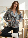 L'Art à Porter – Veste en Jean Peinte à la Main (Création Française)
