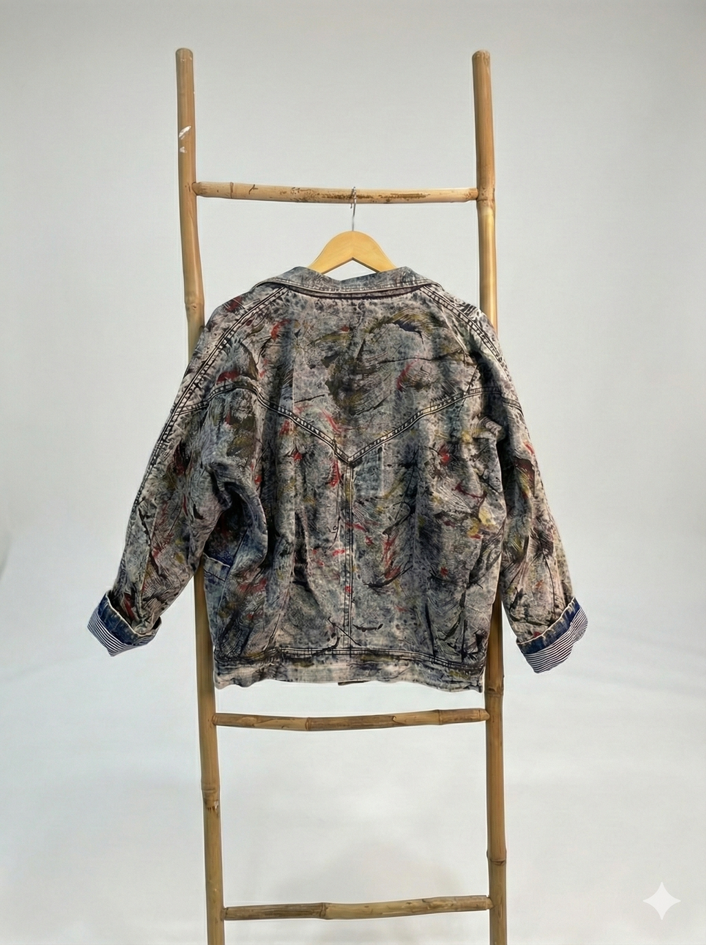 L'Art à Porter – Veste en Jean Peinte à la Main (Création Française)